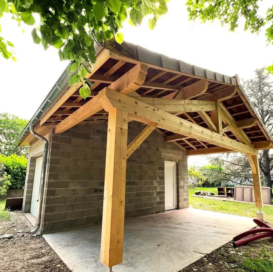 Carport en bois adossé à la maison par Horus Bois Concept