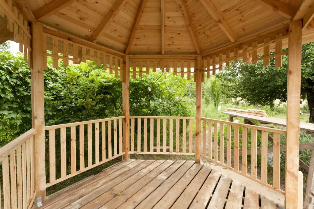 Kiosque en bois sur-mesure réalisé par Horus Bois Concept dans la Drôme