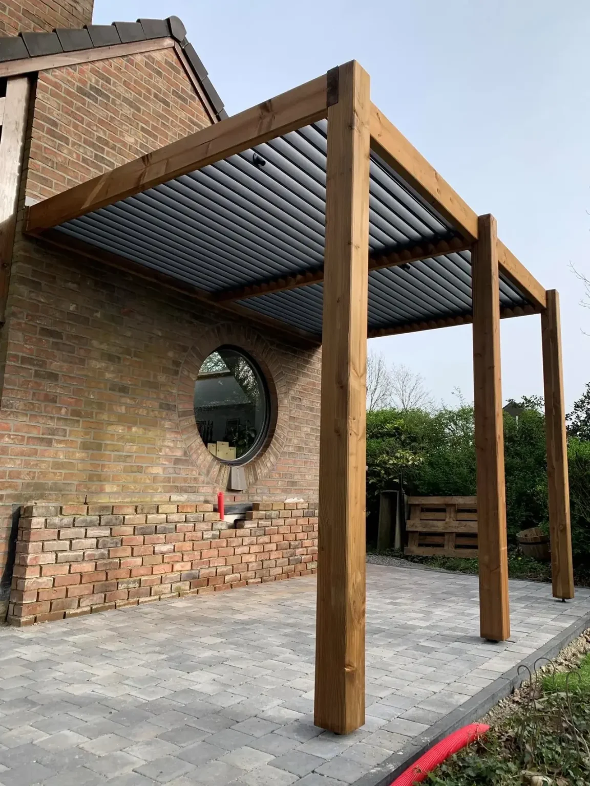 Pergola bioclimatique en bois et lames orientables aluminium installée par Horus Bois Concept