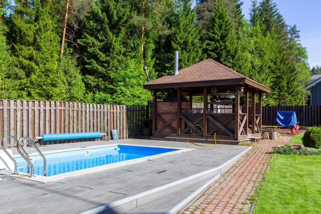 Pool house en bois Horus Bois Concept dans un jardin de la Drôme