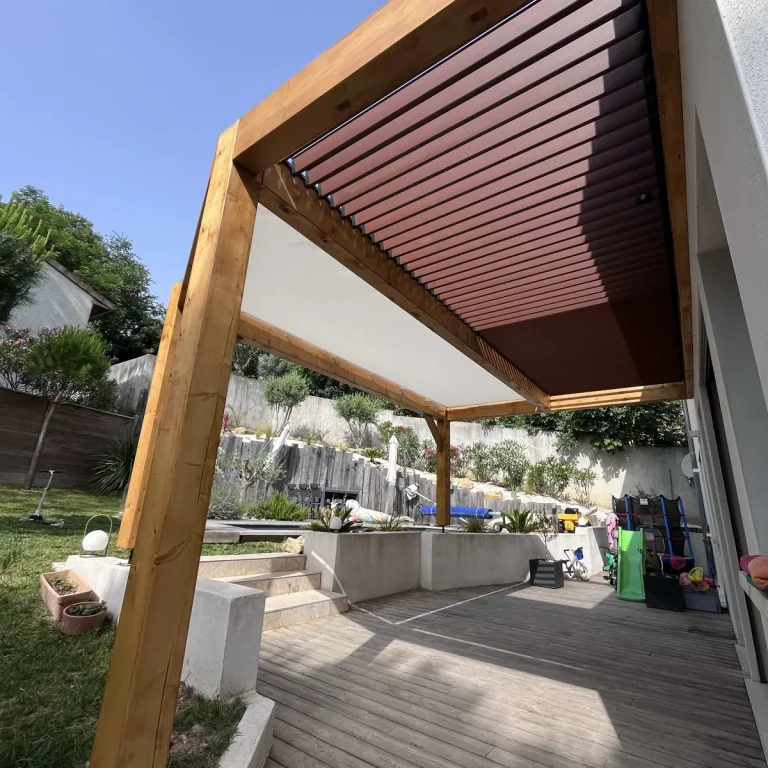 Carport en bois sur-mesure récemment installé par Horus Bois Concept