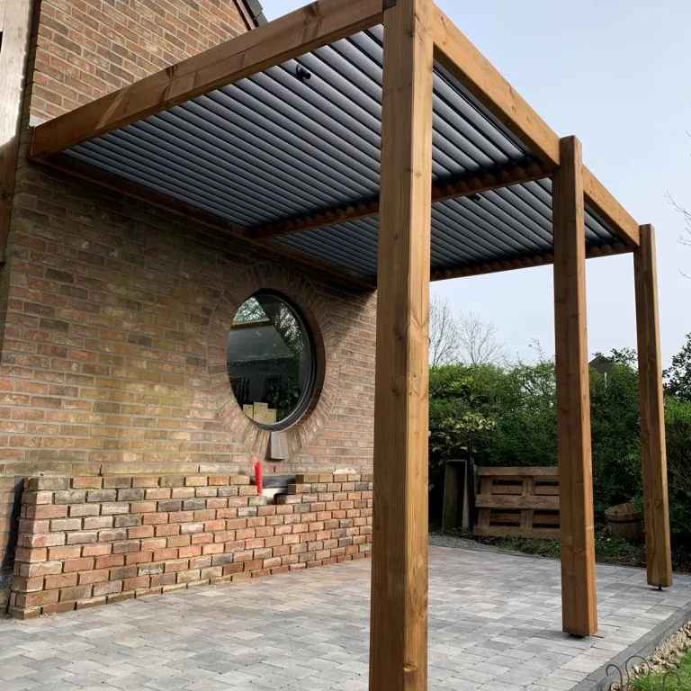 Pergola bioclimatique avec lames orientables en aluminium par Horus Bois Concept