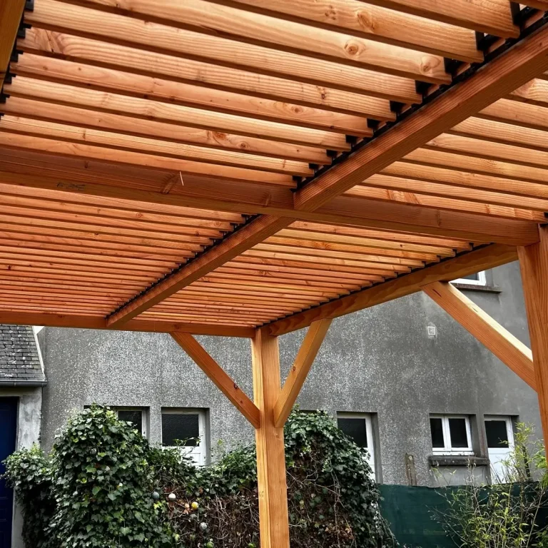 Pergola en bois sur-mesure réalisée par Horus Bois Concept dans la Drôme