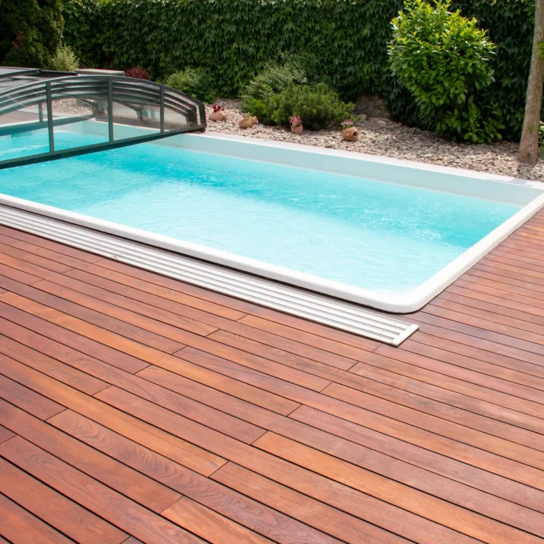 Terrasse en bois autour d'une piscine, réalisée en Drôme par Horus Bois Concept