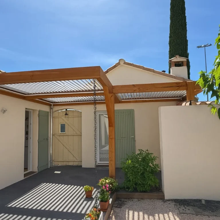 Terrasse en bois sur-mesure réalisée par Horus Bois Concept dans la Drôme