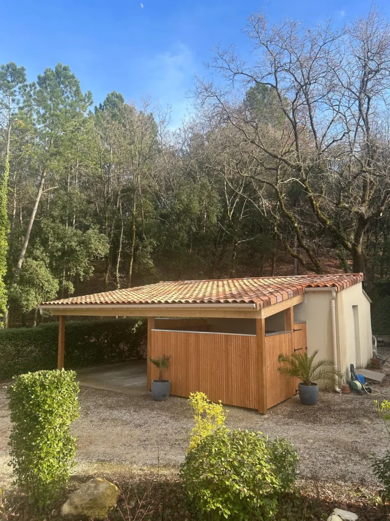Carport bois adosse maison foret