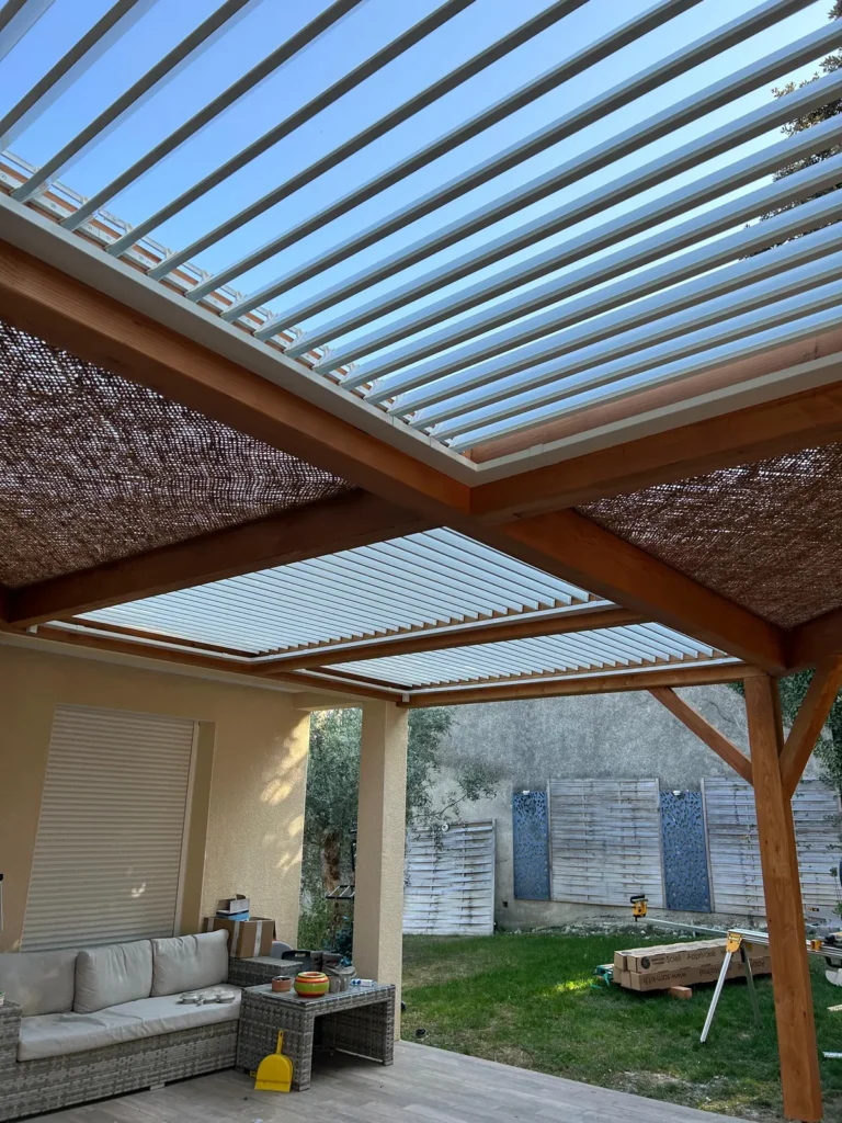 Pergola bioclimatique toile canisse salon