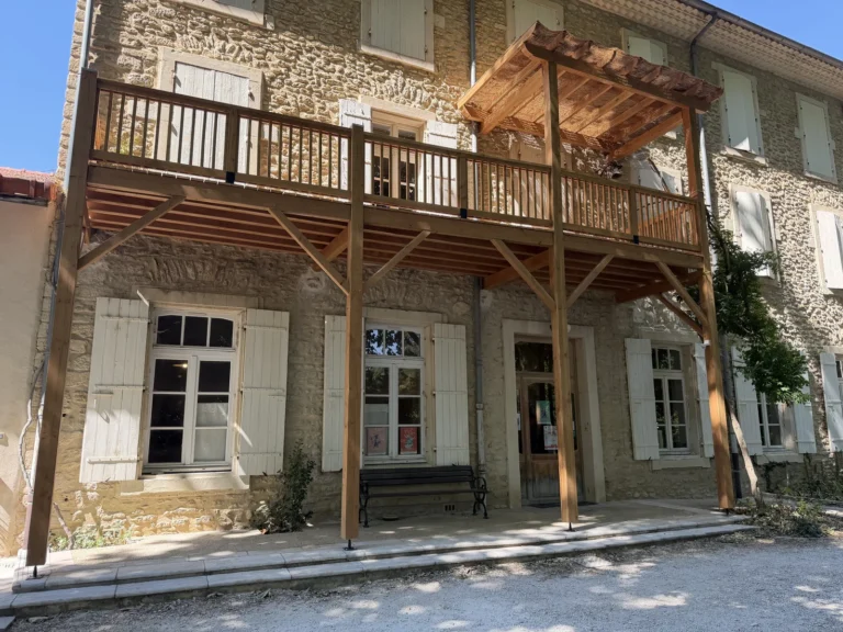 Pergola bois balcon batisse pierre face