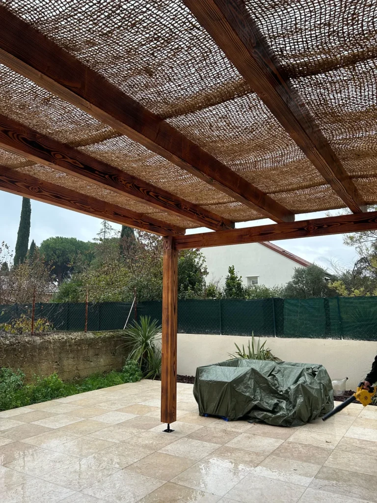 Pergola bois toile occultante provencale