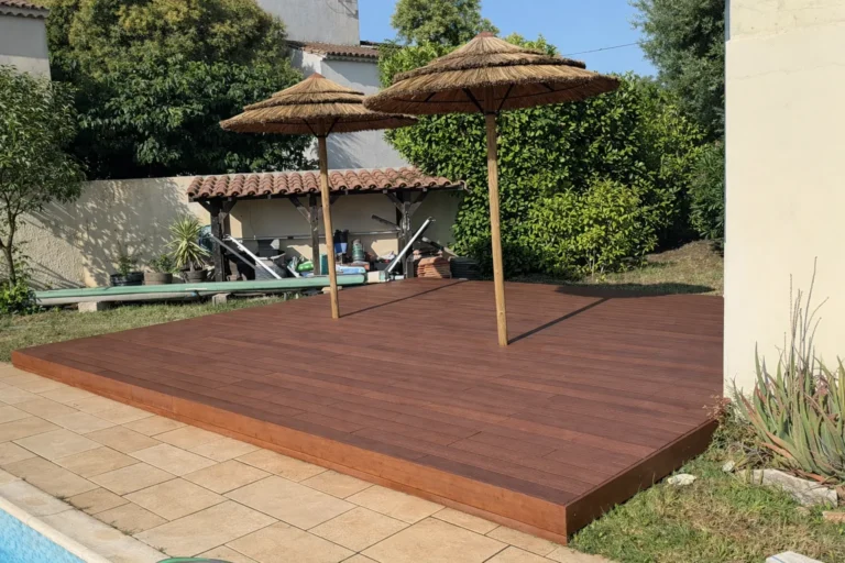 Terrasse bois piscine parasols exotiques
