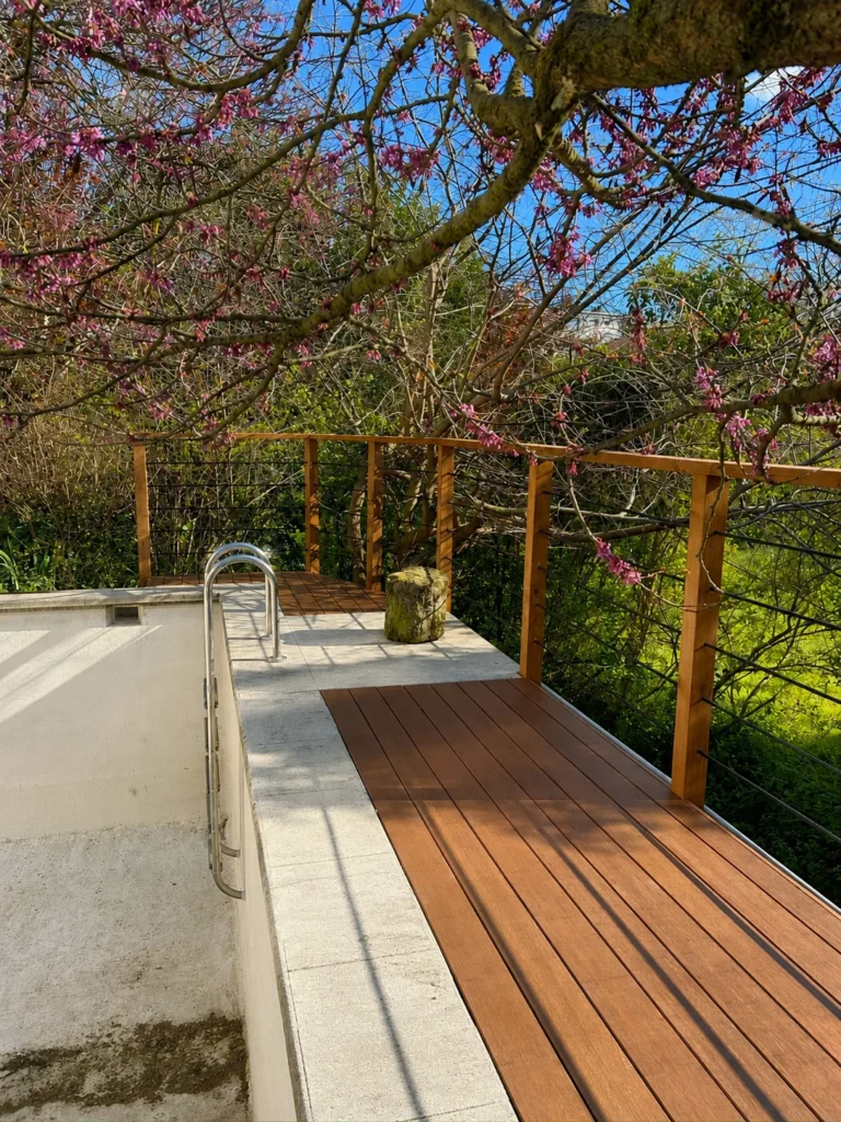 Terrasse piscine bois cerisier fleurs