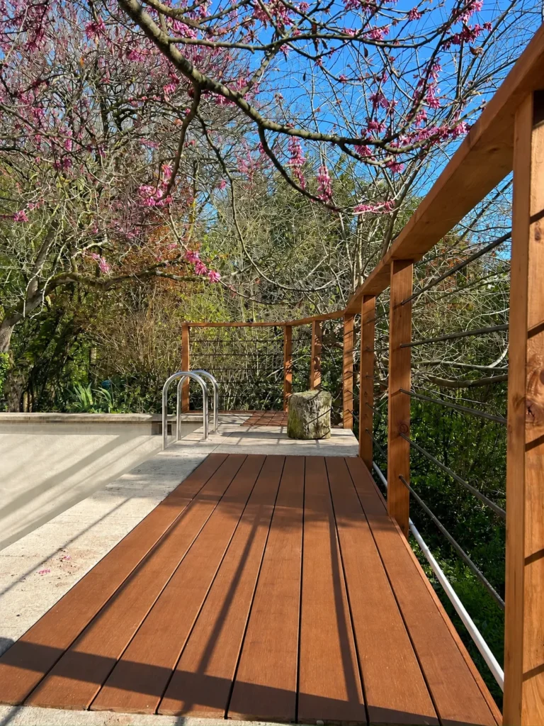 Terrasse piscine bois vue jardin